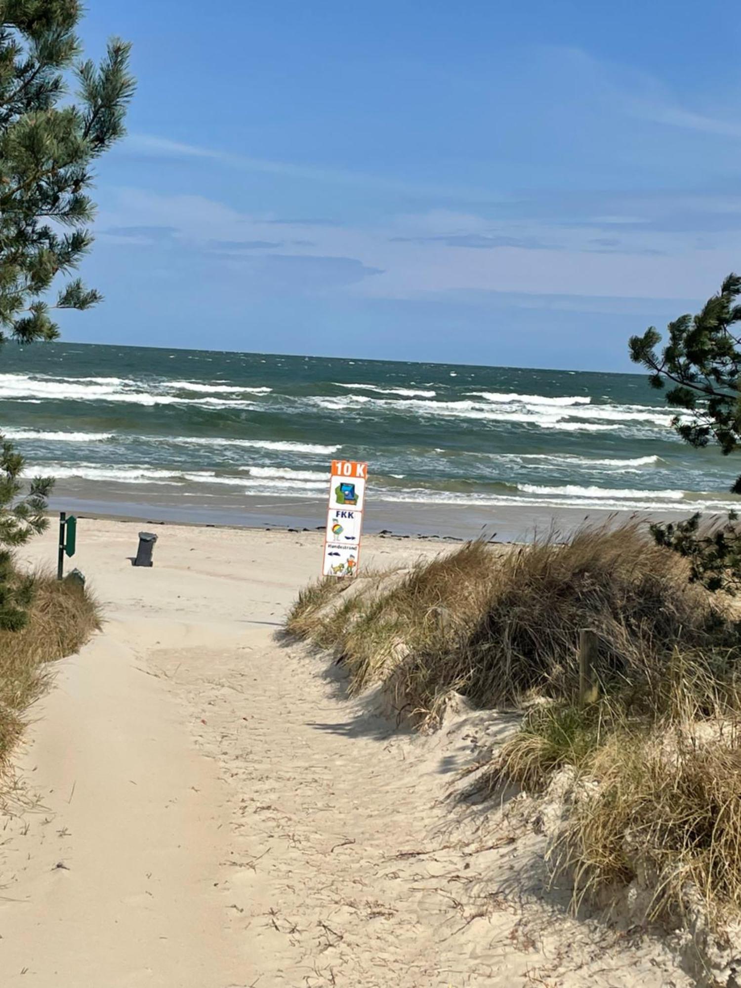 Reet Am Strand Mit Hund Karlshagen Exterior photo